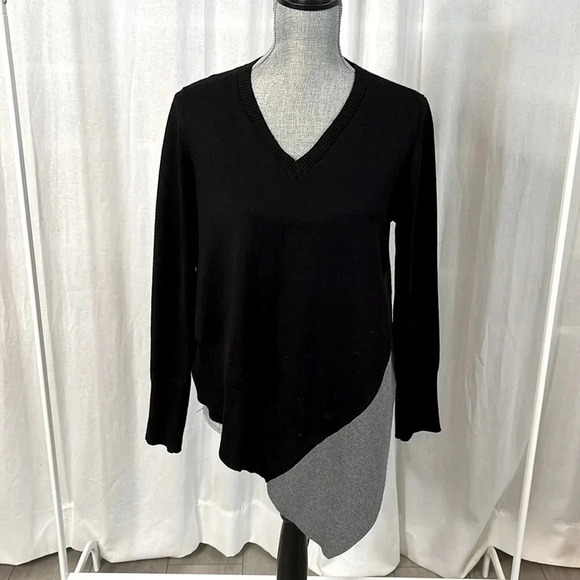 89TH + MADISON NWOT Asymmetric V-Neck Sweater, Size  M - Picture 5 of 9